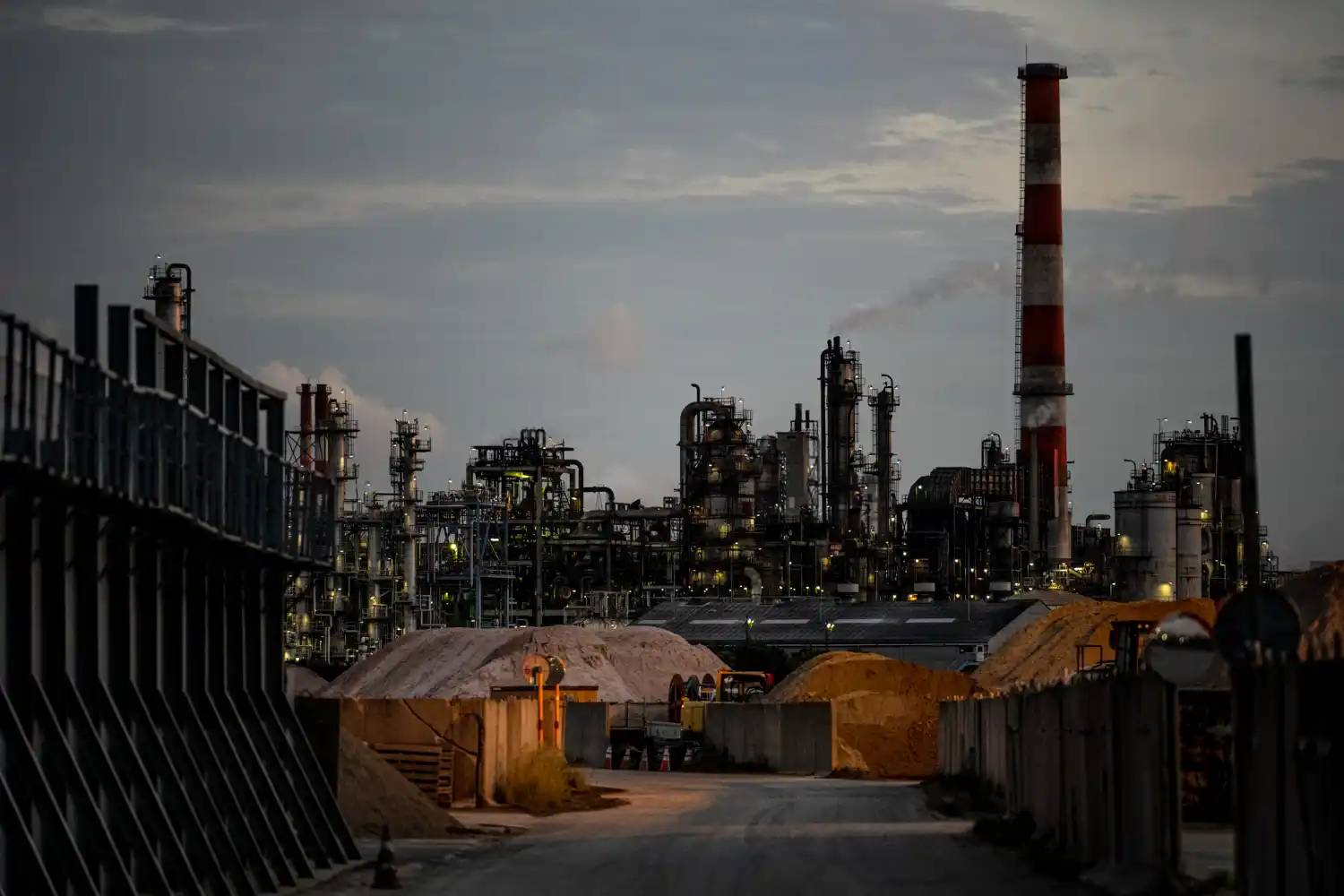 How Is Coal, Oil and Gas Used to Generate Electricity?